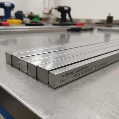 Surface anodisée légère, résistante à la corrosion, en aluminium plat extrudé, destinée à l'industrie de la construction